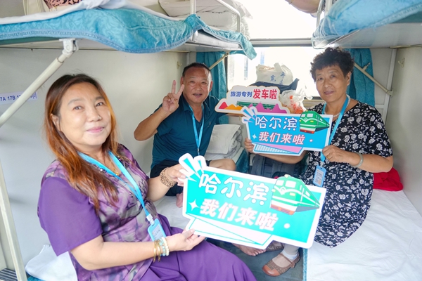 旅客們在車廂合影。曾繁鯤攝