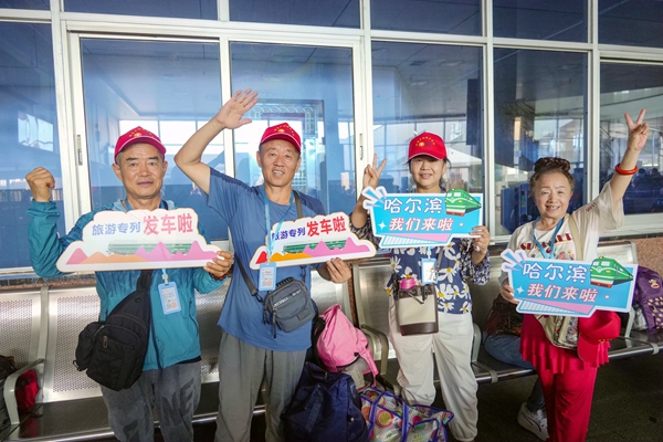 旅客在專屬候車區(qū)候車。李超宇攝