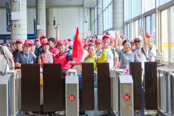 旅客準(zhǔn)備檢票進(jìn)站。曾繁鯤攝