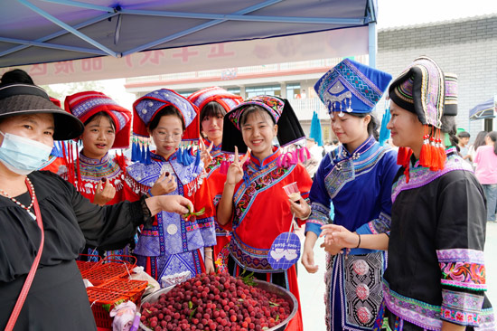 3. 黃凌鎮(zhèn)美食節(jié)現場，游客在楊梅展區(qū)品嘗楊梅。