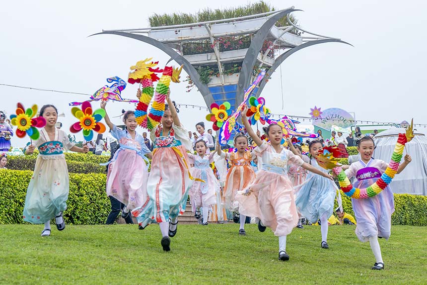 小朋友快樂(lè)奔跑歡慶廣西三月三。何華文攝