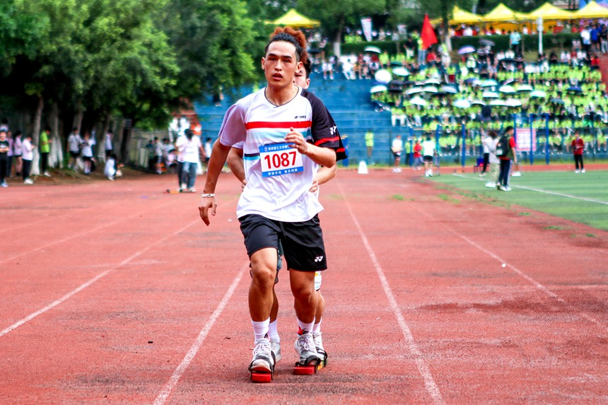 板鞋競速。桂林理工大學(xué)南寧分校供圖