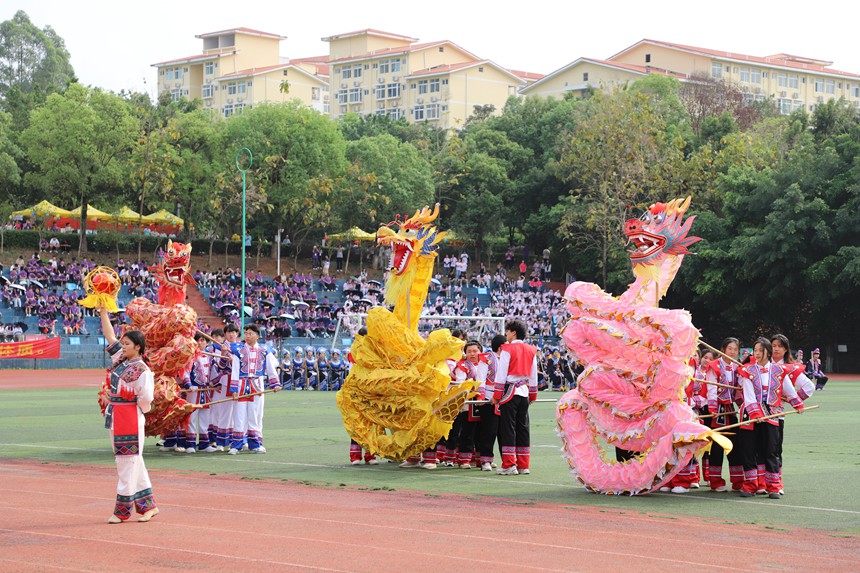 民族體育教學(xué)成果展演-舞龍。桂林理工大學(xué)南寧分校供圖