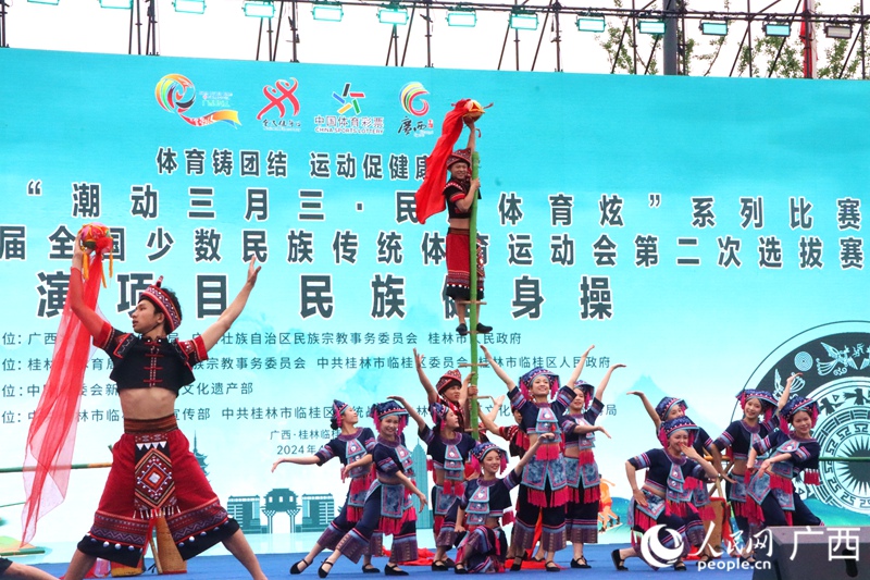 表演項(xiàng)目《繡球舞出貝儂情》。人民網(wǎng)記者 覃心攝