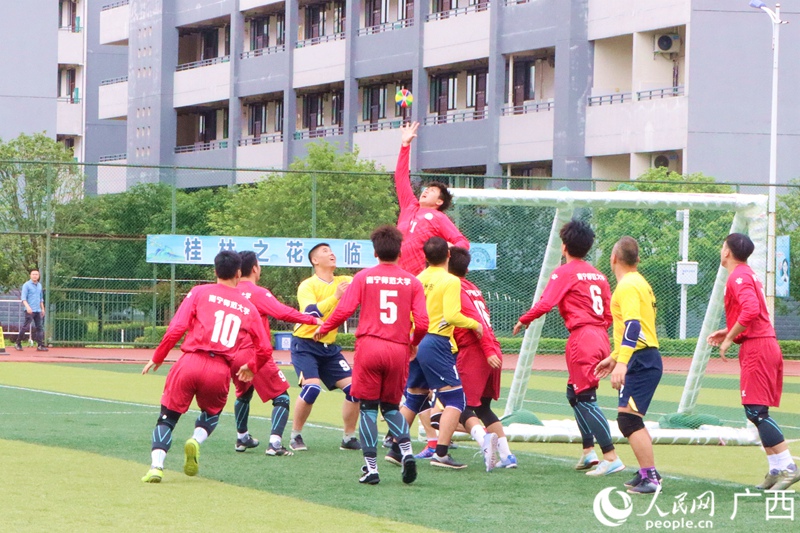 民族體育項(xiàng)目搶花炮。人民網(wǎng)記者 覃心攝