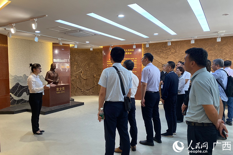 參觀黃文秀先進(jìn)事跡展覽館。人民網(wǎng) 馮肖慧攝