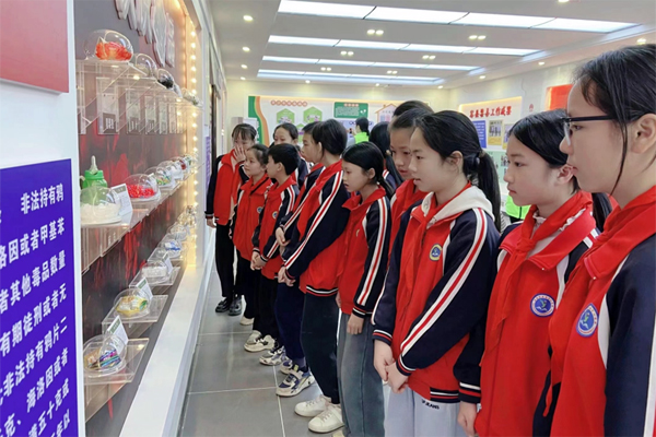 容縣楊梅中心小學(xué)組織學(xué)生參觀禁毒教育基地。容縣融媒體中心供圖