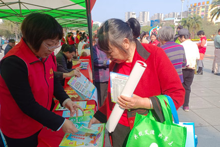 博白縣婦聯(lián)開展巾幗禁毒反詐普法宣傳進萬家宣傳活動博白縣婦聯(lián)以此次活動為契機，組織巾幗志愿者、同一藍天協(xié)會志愿者開展巾幗禁毒反詐普法宣傳進萬家系列宣傳活動，積極向群眾普及禁毒、反詐知識，營造全民參與禁毒良好宣傳氛圍?！驹敿殹?