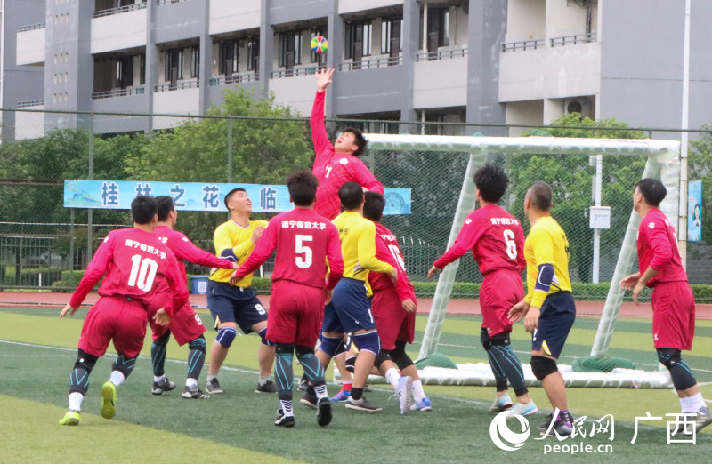 搶花炮比賽。人民網(wǎng)記者 覃心攝