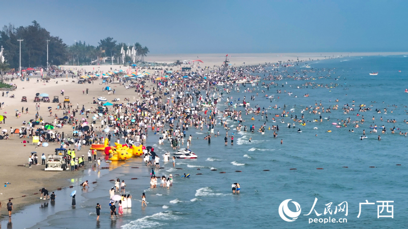 “三月三”期間，北海銀灘迎來(lái)大批游客。人民網(wǎng) 雷琦竣攝