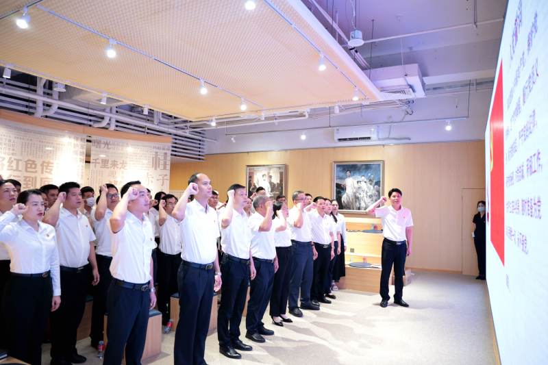 重溫入黨誓詞。廣西桂物機(jī)電集團(tuán)供圖