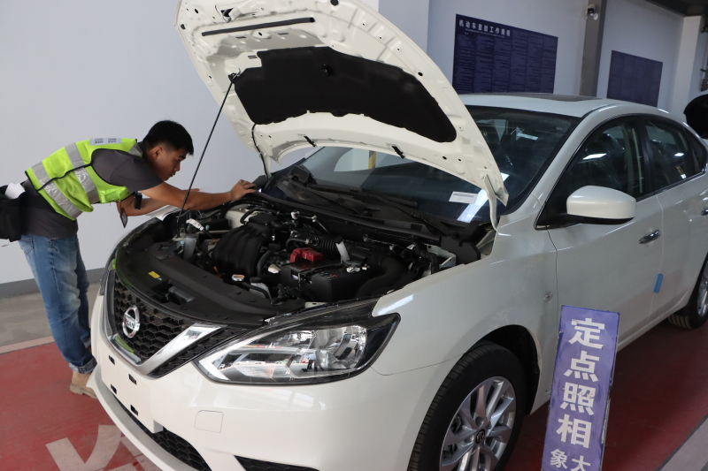 林健正在查驗(yàn)車輛。覃明珠攝