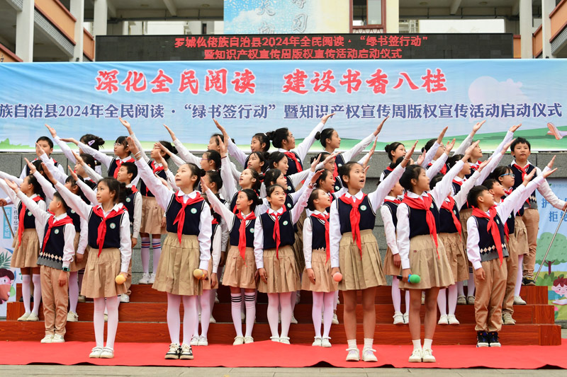 小學(xué)生在朗誦《少年中國說》。