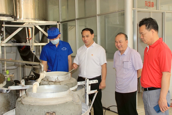 平南縣社保中心工作人員深入基層宣傳社保政策，同時(shí)關(guān)心企業(yè)生產(chǎn)經(jīng)營(yíng)情況。張春梅攝