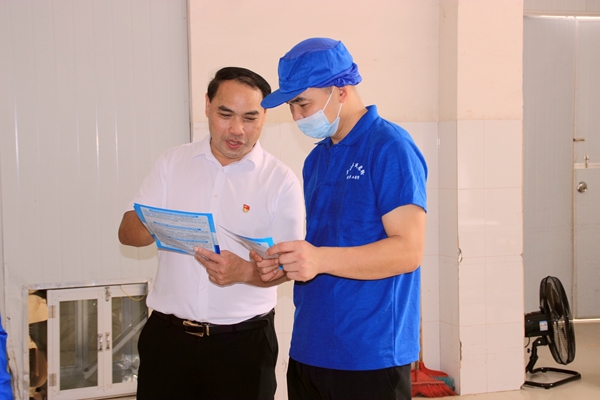 平南縣社保中心工作人員深入基層“一對(duì)一”宣傳社保政策。張春梅攝