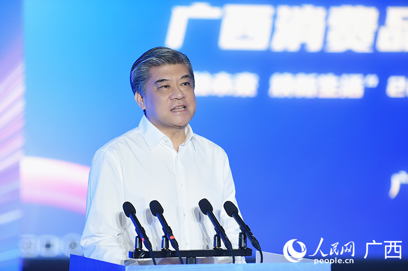 楊春庭發(fā)布廣西消費品以舊換新活動政策。人民網(wǎng)記者 嚴(yán)立政攝