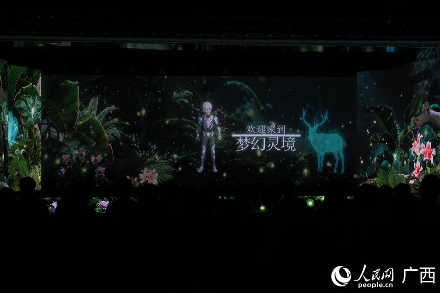 “白澤”穿梭于數(shù)字空間。人民網(wǎng)記者 嚴(yán)立政攝