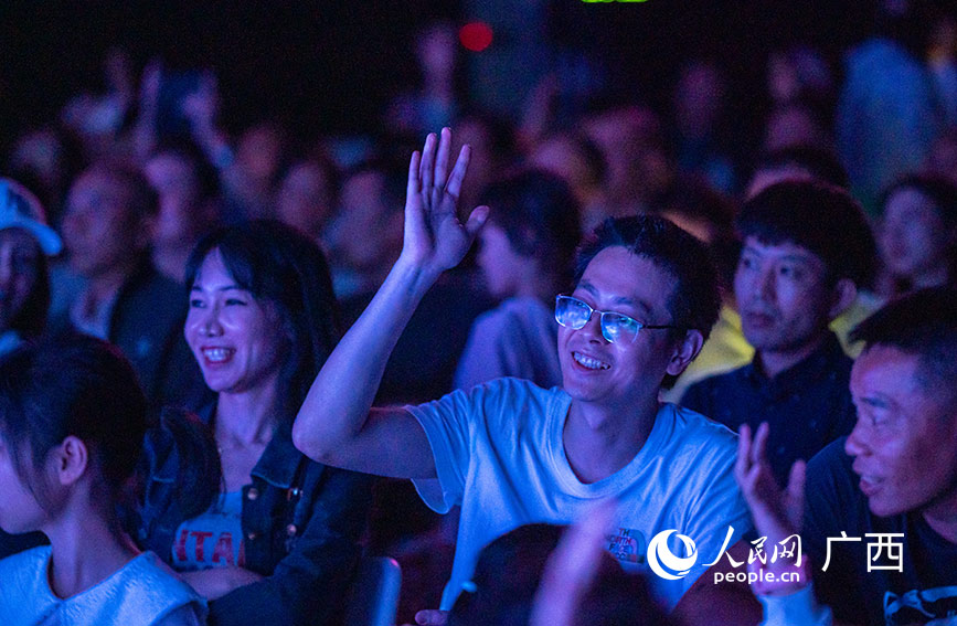 觀眾積極參與節(jié)目互動。人民網(wǎng)記者 嚴立政攝