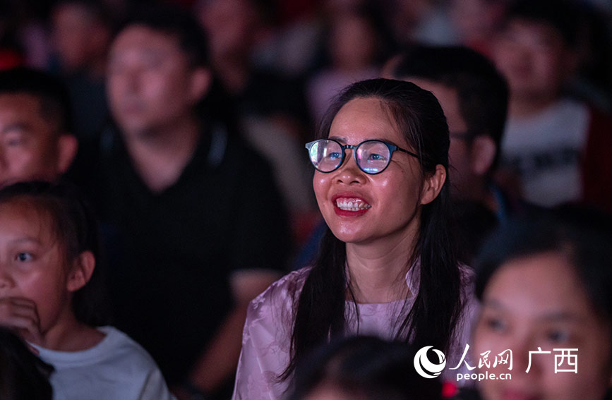 觀眾被精彩的節(jié)目深深吸引。人民網(wǎng)記者 嚴立政攝