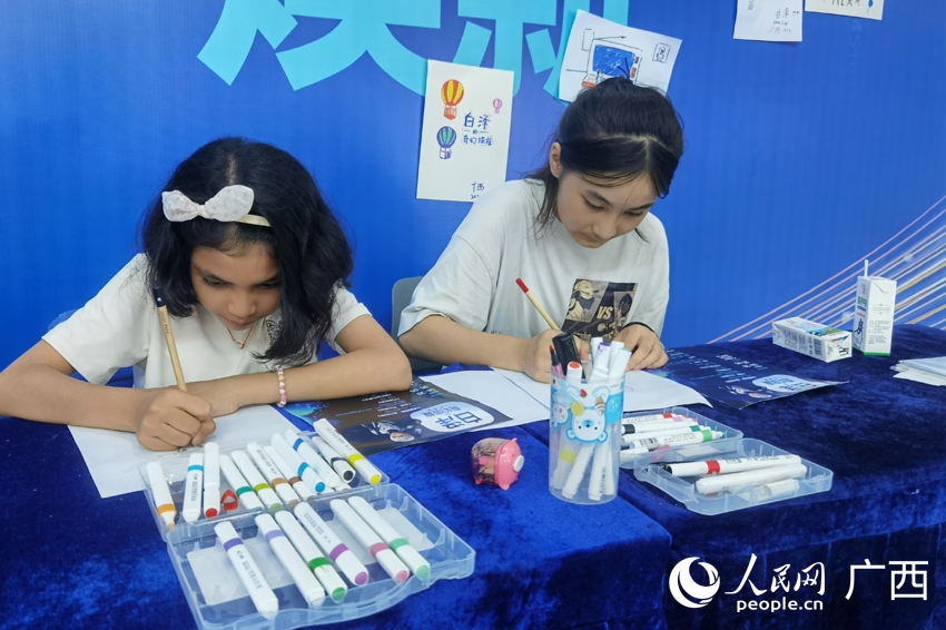 小朋友用畫筆畫出自己心中的“白澤”。人民網(wǎng)記者 王勇攝