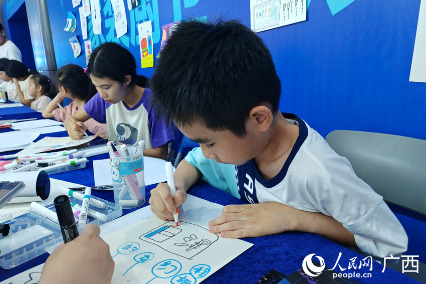 9歲的小朋友蒙理成正在畫畫。人民網(wǎng)記者 朱曉玲攝