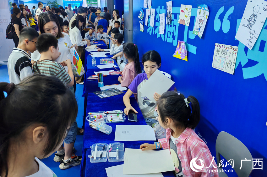 小朋友們正在畫畫。人民網(wǎng)記者 朱曉玲攝