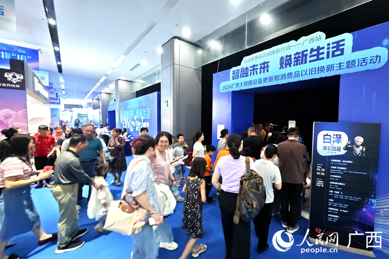 家長(zhǎng)帶娃去觀(guān)看展演。人民網(wǎng)記者 嚴(yán)立政攝