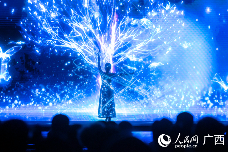 《萬(wàn)物有靈》演出現(xiàn)場(chǎng)。人民網(wǎng)記者 嚴(yán)立政攝