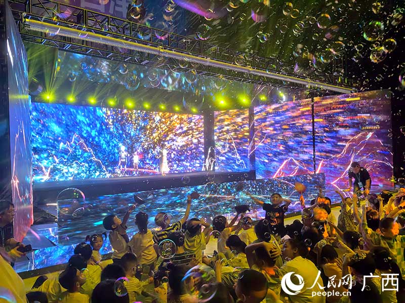 展演現(xiàn)場充滿夢幻色彩。人民網(wǎng) 付華周攝