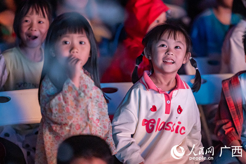 小朋友們開心地觀看展演。人民網(wǎng)記者 嚴(yán)立政攝