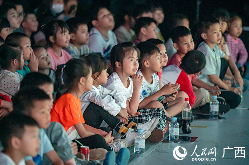 小朋友們聚精會(huì)神地觀看展演。人民網(wǎng)記者 嚴(yán)立政攝
