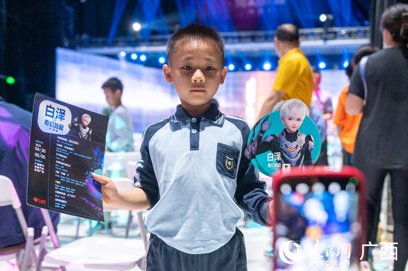 小朋友在現(xiàn)場拍照留念。人民網(wǎng)記者 嚴(yán)立政攝