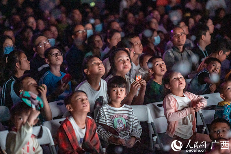 小朋友們開心地觀看展演。人民網(wǎng)記者 嚴(yán)立政攝