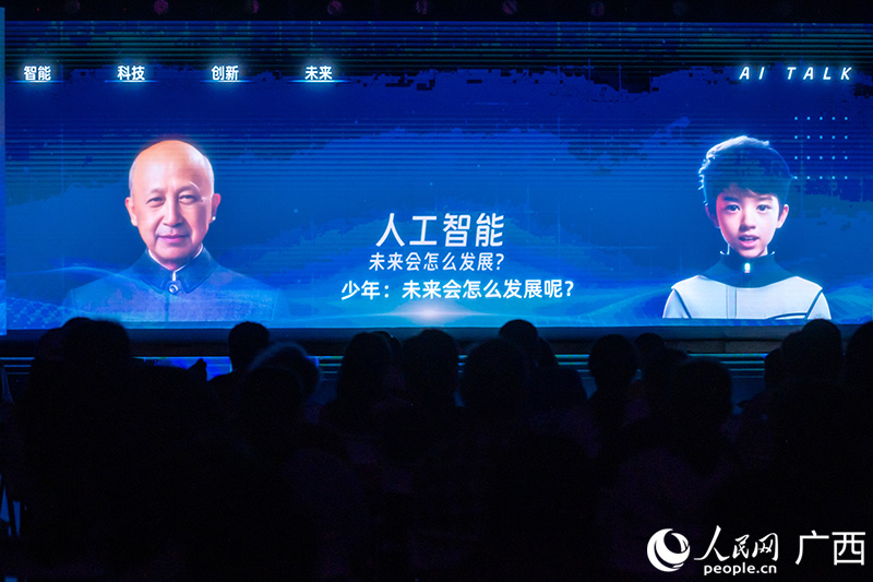 “錢學(xué)森”與青年對(duì)話。人民網(wǎng)記者 嚴(yán)立政攝