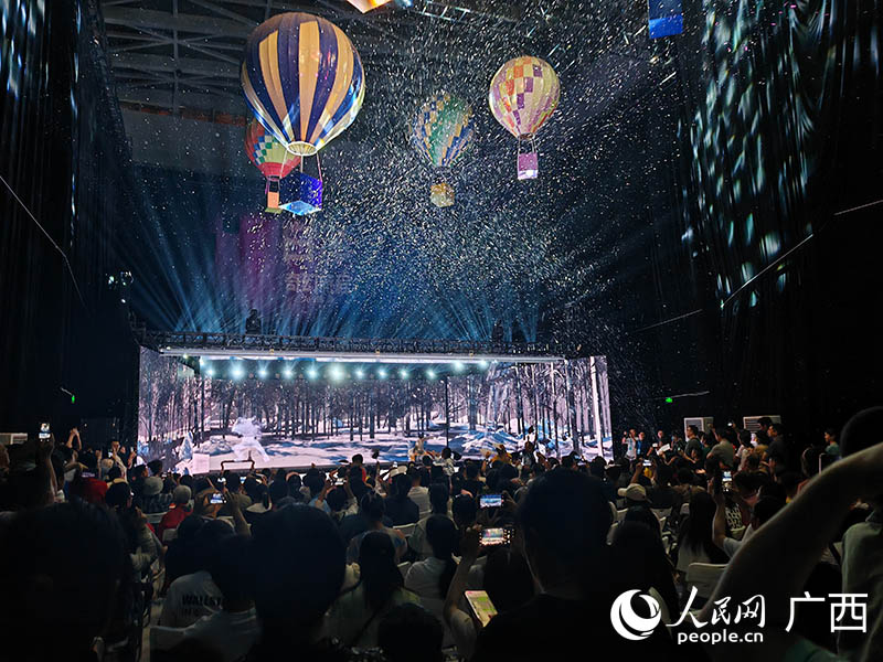 “白澤的奇幻旅程”AI展示體驗(yàn)活動在南寧精彩上演。人民網(wǎng)記者 嚴(yán)立政攝