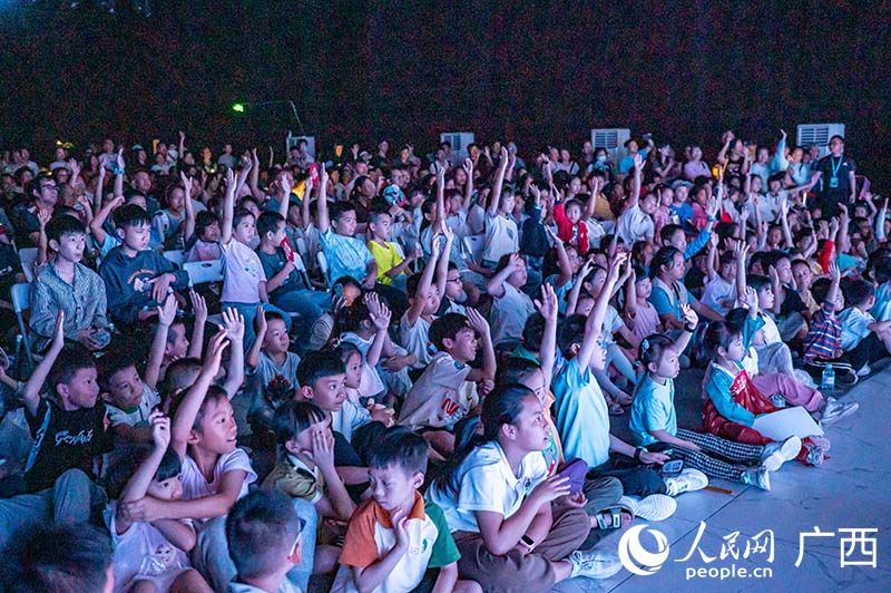 小朋友們積極參與互動。人民網(wǎng)記者 嚴(yán)立政攝