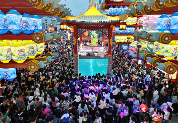 五一假期象州夢(mèng)幻夜街區(qū)人潮如織。象州夢(mèng)幻夜街區(qū)供圖