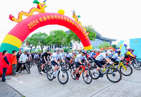 5月2日上午八時(shí)，第六屆酷騎象州自行車挑戰(zhàn)賽開賽。象州縣融媒體中心供圖