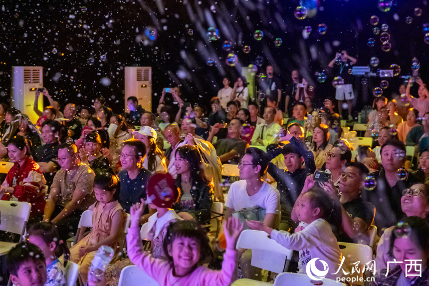 觀眾熱情高漲。人民網(wǎng)記者 嚴(yán)立政攝.jpg