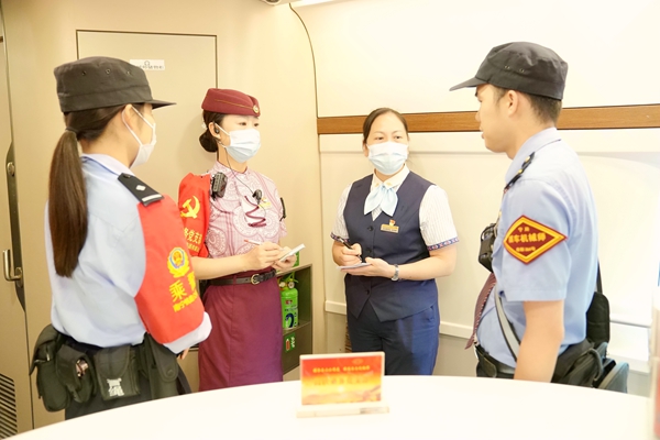 吳志瓊參加旅客列車”多乘一體“黨支部會議，布置相關工作  曹爍 攝.jpg