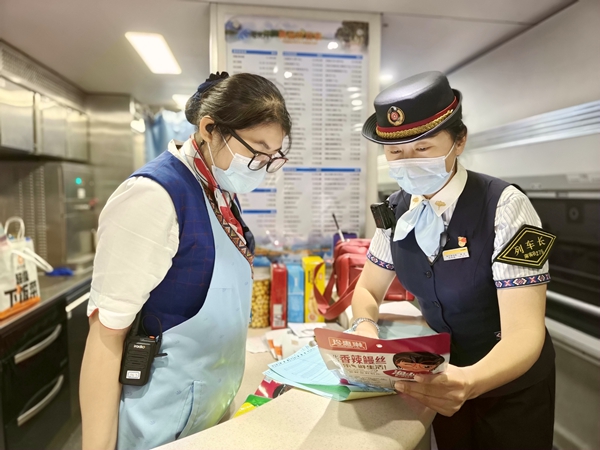 列車長李為檢查食品安全。馬琳攝
