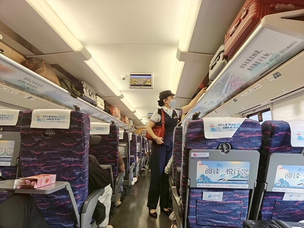 列車長李為巡視車廂整理車容。馬琳攝