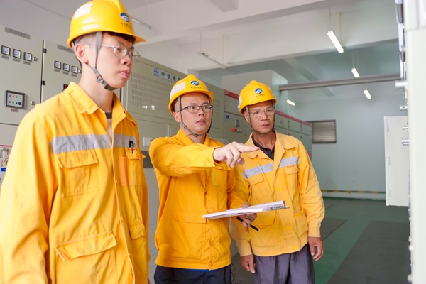 南寧供電段扶綏南電配工區(qū)副工長顏國峰帶領(lǐng)職工在扶綏南電配工區(qū)變電所檢查高壓開關(guān)。植銘鴻攝.jpg