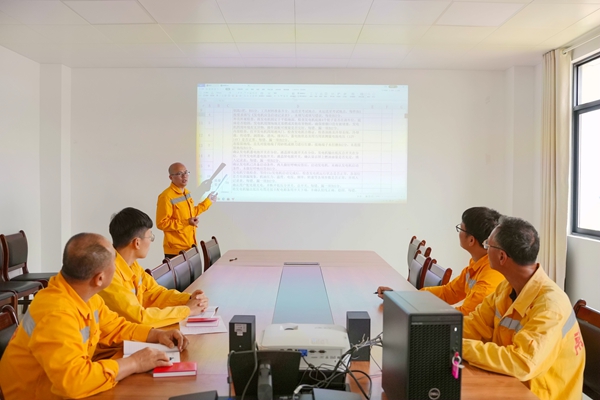 顏國峰向職工們傳授技術(shù)知識要點(diǎn)。植銘鴻攝