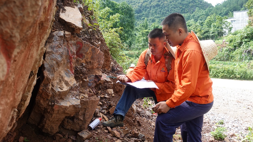 地質(zhì)隊員在查看鋁土礦露頭