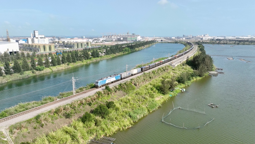 滿載貨物的西部陸海新通道鐵海聯(lián)運班列從欽州港東站駛出。陳磊攝