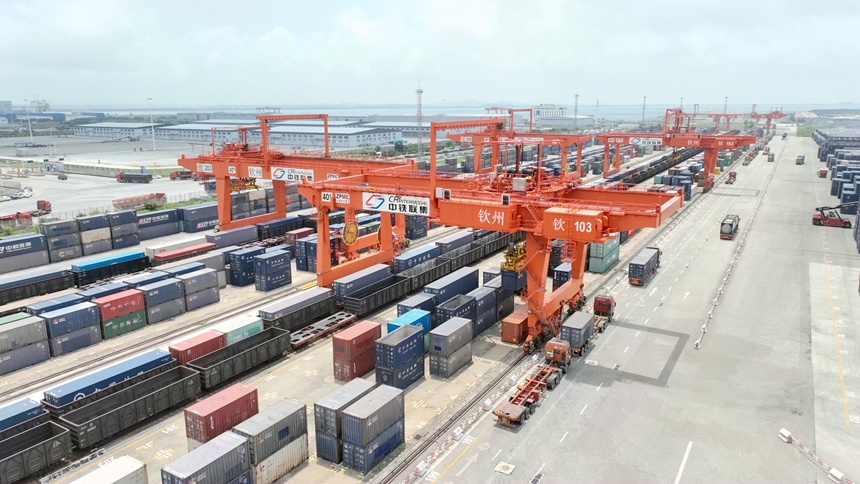 自動(dòng)化龍門吊正在進(jìn)行裝車作業(yè)。何家海攝