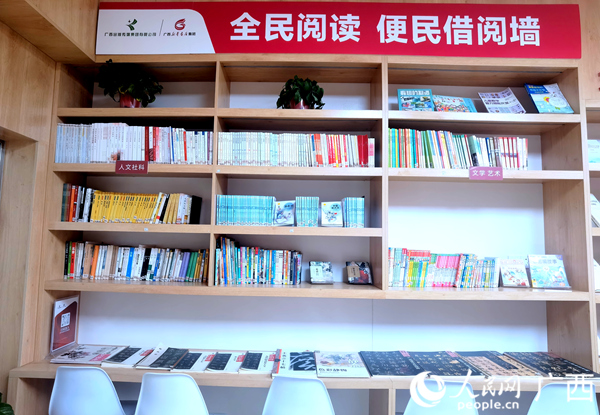 位于新竹社區(qū)內(nèi)的新華書店社區(qū)書店一角。人民網(wǎng)記者 陳燕攝