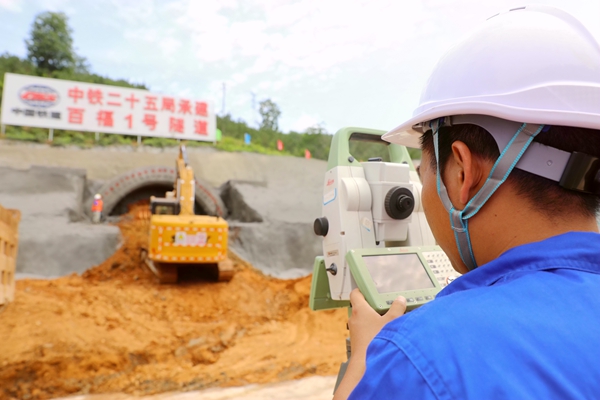 技術(shù)人員對隧道的開挖作業(yè)面進行測量。莫小斌攝