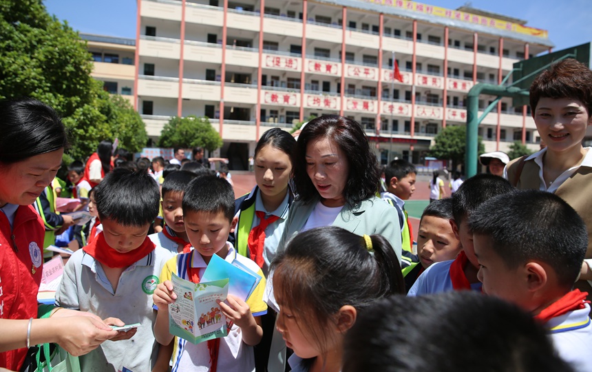 科普志愿者向?qū)W生講解科普知識